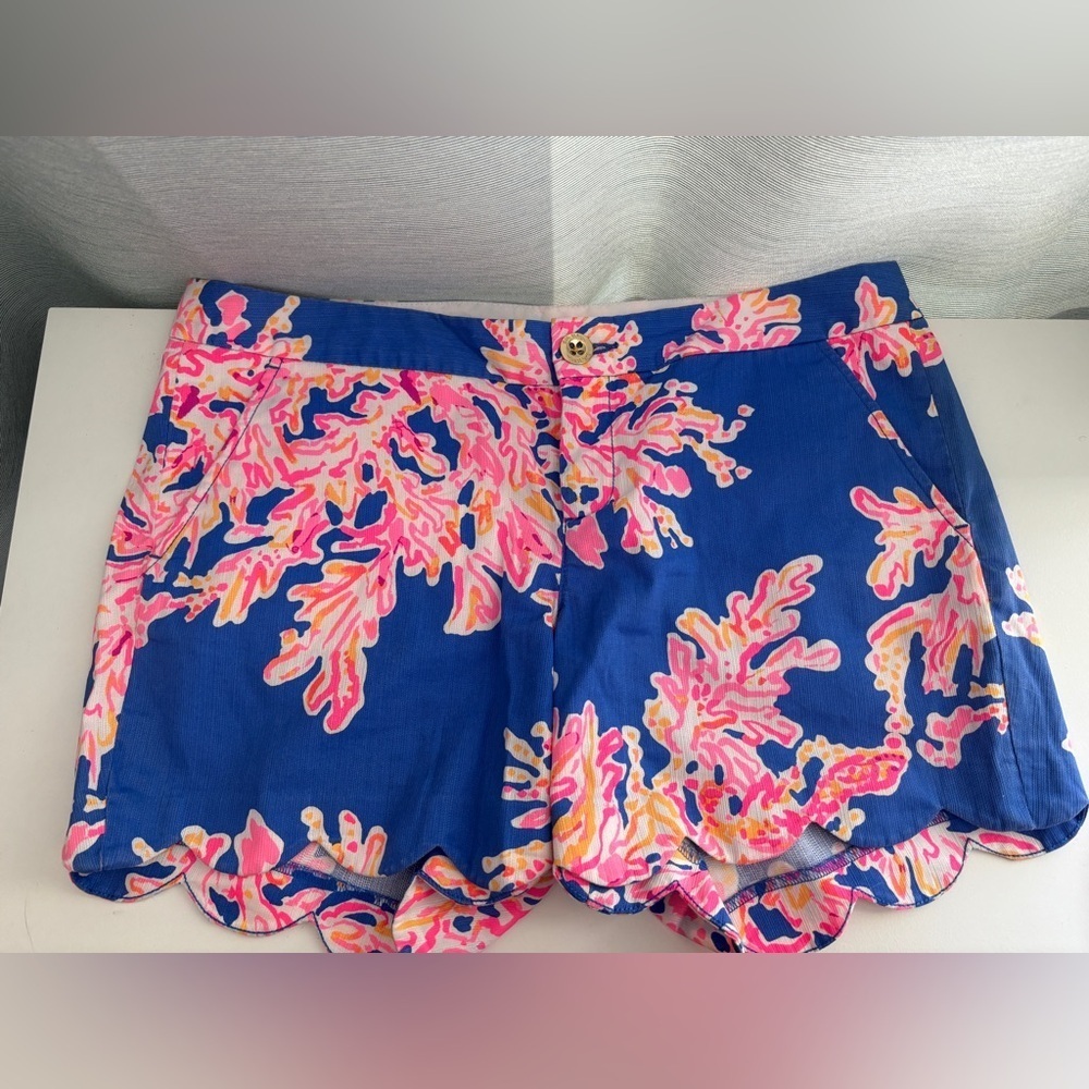 Lilly Pulitzer sz 8 blue Buttercup shorts scalloped hem coral design 5” mid-rise